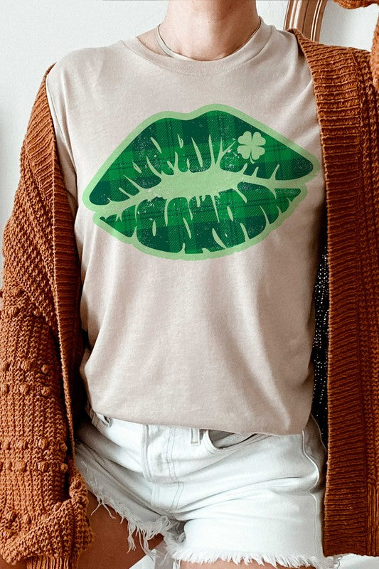 ST. PATRICK'S - PLAID LUCKY KISS GRAPHIC TEE