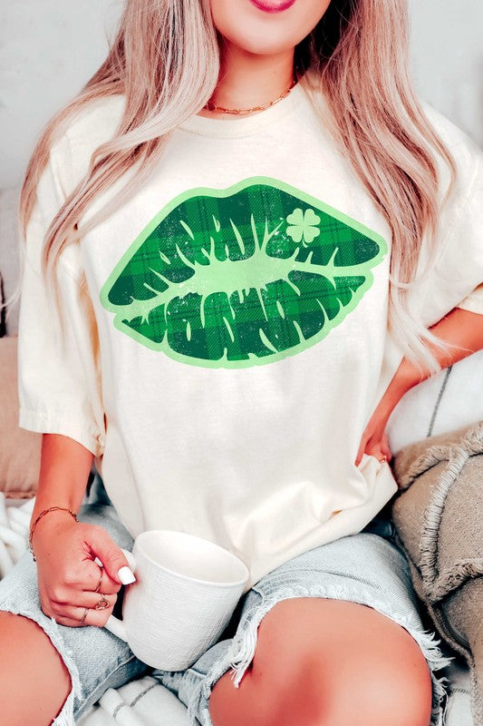ST. PATRICK'S - PLAID LUCKY KISS GRAPHIC TEE